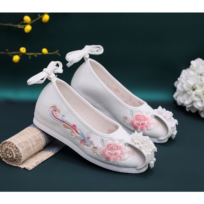 Giày thêu cổ trang cao cấp mẫu mới