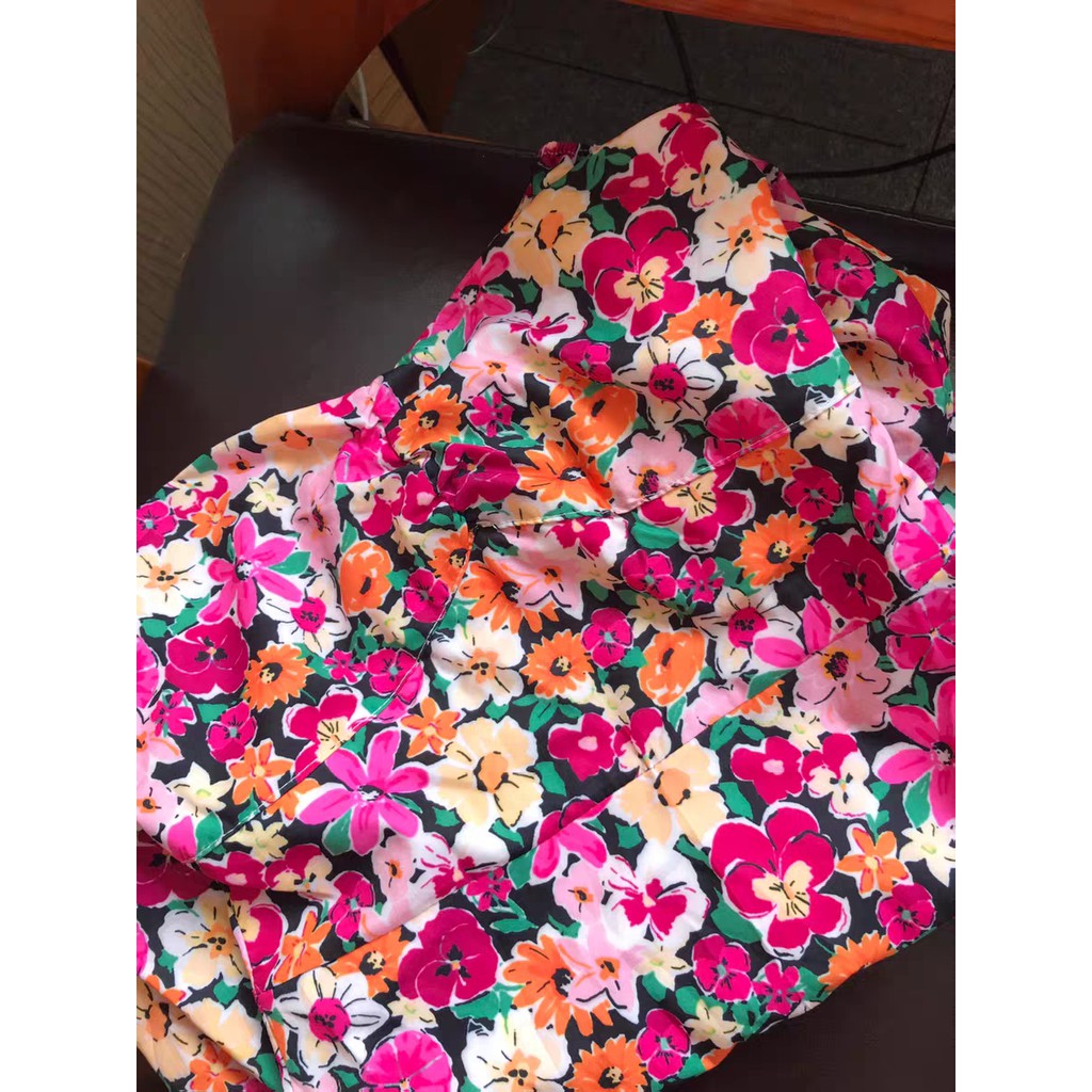 Váy thiết kế tay trễ hoa