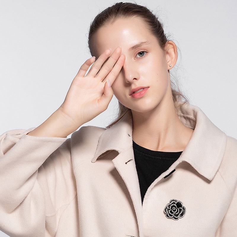 Ghim cài áo hình hoa trà đính đá phong cách thời trang thanh lịch