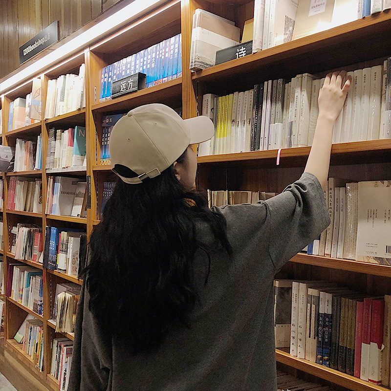 Mũ lưỡi trai thêu chữ phong cách và trẻ trung