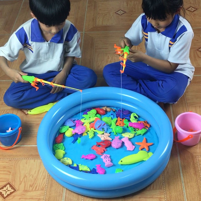 Bộ đồ chơi câu cá trẻ em bể bơi gia đình hình vuông trong nước xếp từ bé trai và gái bố mẹ - con trò tương tác