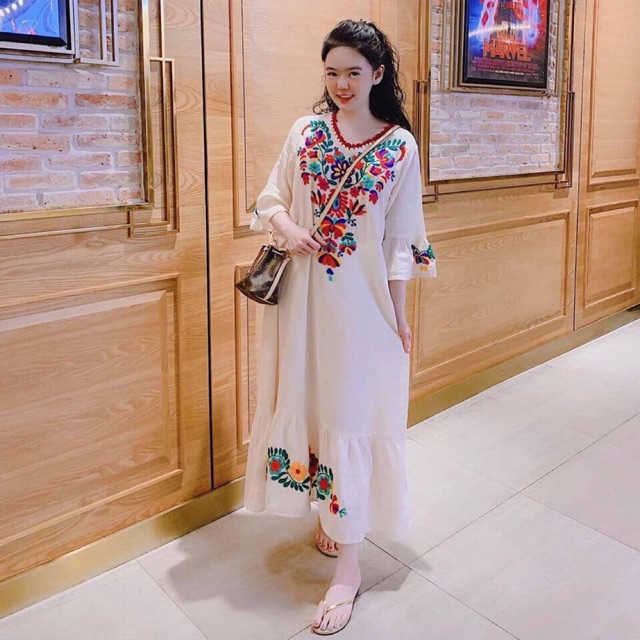 Váy thêu thổ cẩm