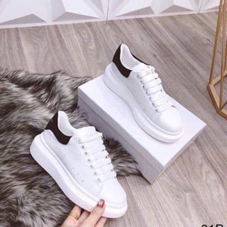 Giày thể thao MCQ gót đen của nữ