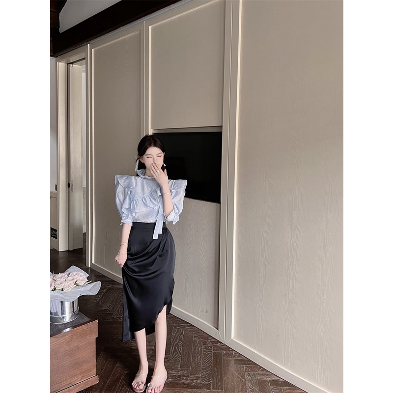 Jane Áo sơ mi công sở cách điệu hiện đại màu Blue trẻ trung - chân váy đen vạt chéo thời trang Hàn Quốc