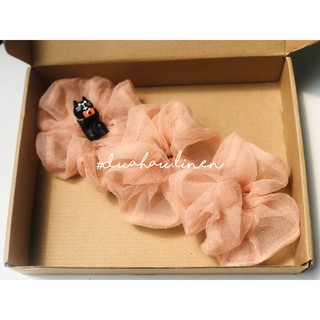 Scrunchies voan màu hồng ruốc, cột tóc phong cách Hàn Quốc