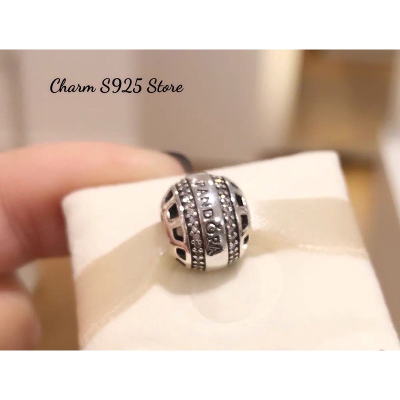 charm pan khoá chặn hình tròn hoạ tiết logo đính viền đá bạc s925