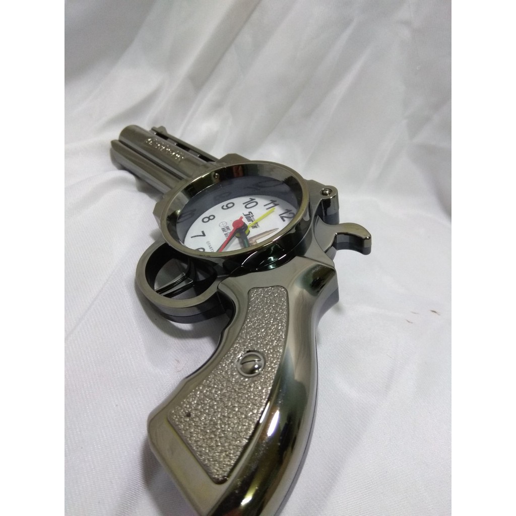 Đồng hồ Clock cho bạn thể hiện tài bán súng khi báo thức kêu lên IP00432