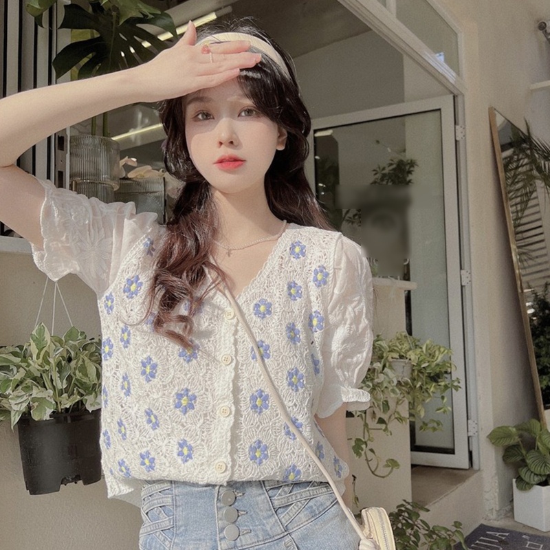 Áo Croptop Len Móc Tay Ngắn Phồng Cổ Chữ V Thêu Hoa Phối Nút Kiểu Pháp Thời Trang Cho Nữ
