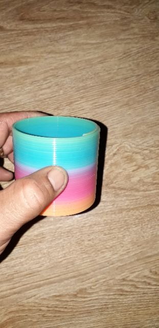 Chiếc lò xo cầu vòng đường kính 60mm bằng nhựa
