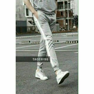 Quần jogger viền sọc trắng