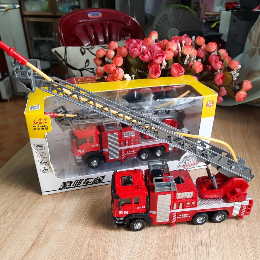Xe cứu hỏa có thang rút có âm thanh và đèn xe bằng hợp kim và nhựa phun được nước thật mô hình 1:50