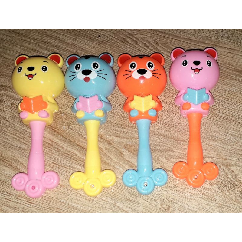 Một cái lục lạc hình chú Gấu dễ thương bằng nhựa