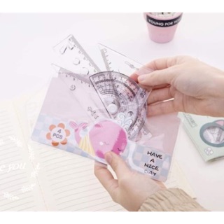 BỘ DỤNG CỤ HỌC TẬP 4 MÓN GỒM THƯỚC KẺ, EKE, ĐO ĐỘ HÌNH BƠ, HÌNH HOA CÚC, HÌNH HOẠT HÌNH DỄ THƯƠNG