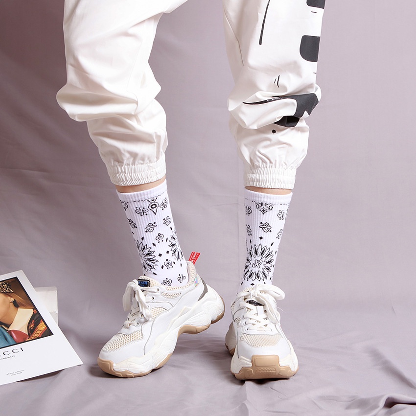 Vớ Thể Thao cotton Cổ Vừa In Họa Tiết Hoa Màu Đen Và Trắng Hợp Thời Trang Cho Nam