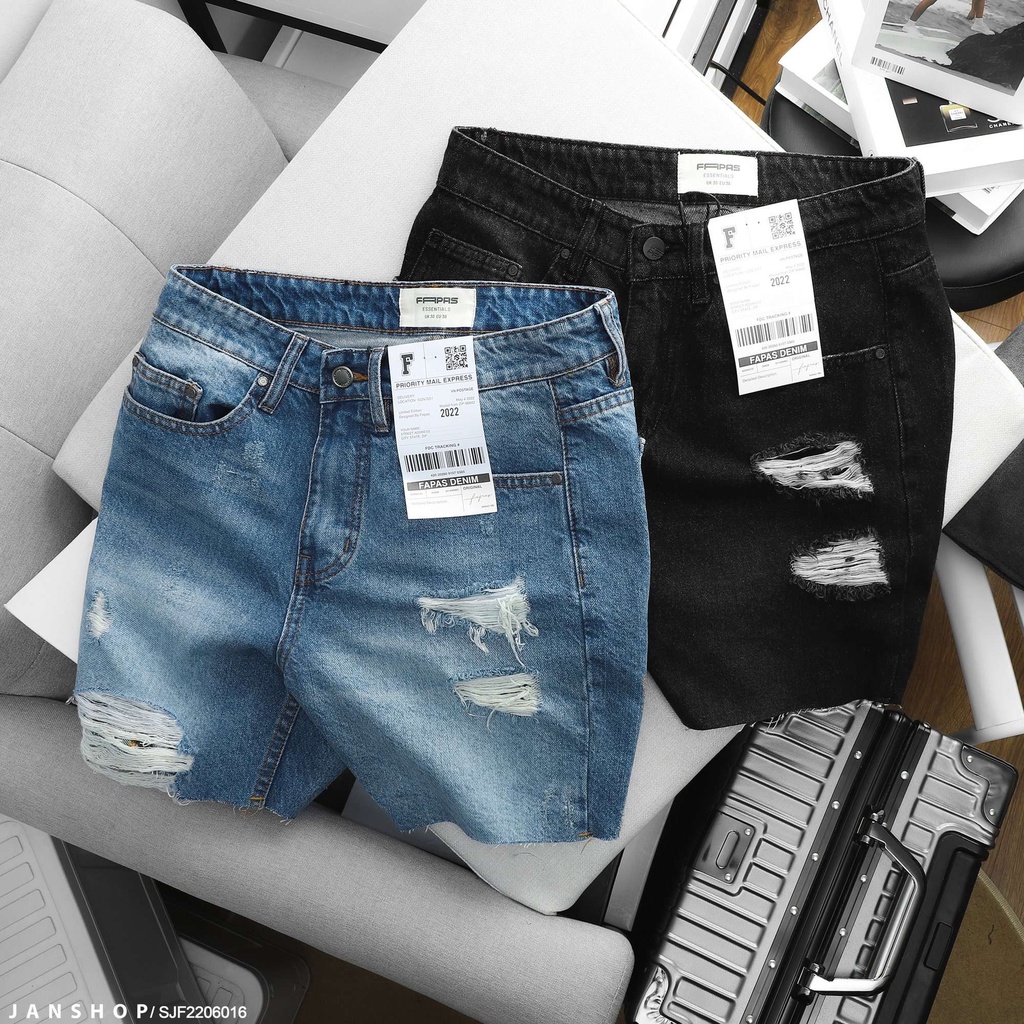 Quần Short Jean Rách Luôn Có Sức Cuốn Hút Lạ Kỳ Với Giới Trẻ, Đặc Biệt Là Những Anh Chàng Thích Sự Bụi Bặm