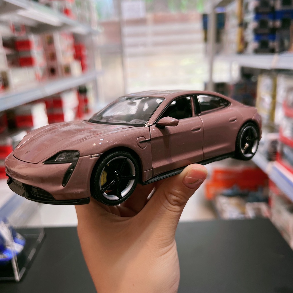 Mô hình xe Porsche Taycan Turbo S 1:24 Welly