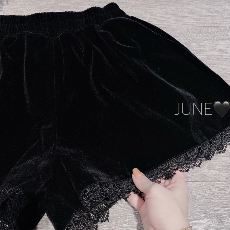 QUẦN SHORT NHUNG VIỀN REN