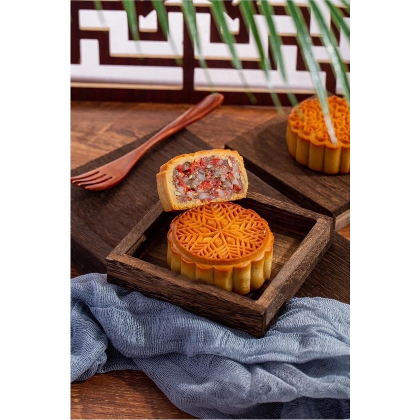 Bánh trung thu Saffron Việt Nam nhân thập cẩm xá xíu, dừa non, sầu riêng loại đặc biệt 150g 100g
