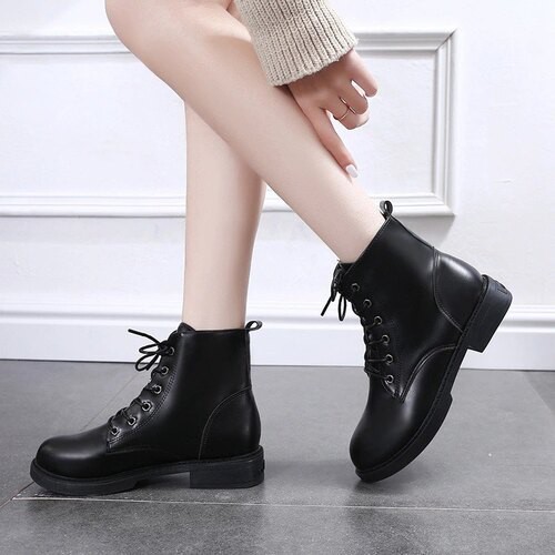 Giày boots ulzzang cao cổ màu be và đen cao 3cm có lót lông