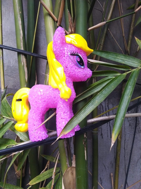 Đèn ngủ chú ngựa poni được kết từ hạt nhựa