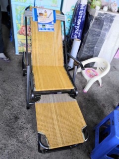 Ghế bố xếp thành thư màu ngẫu nhiên