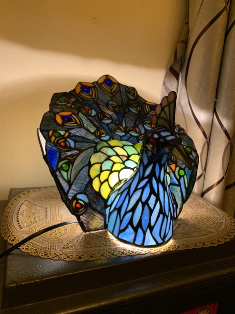Đèn Tiffany để bàn chim công