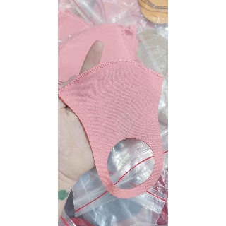 Khẩu trang vải chống nắng.