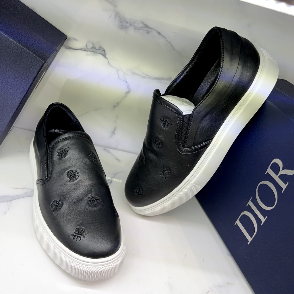 Giày Slipon Dior da bò thêu họa tiết ong