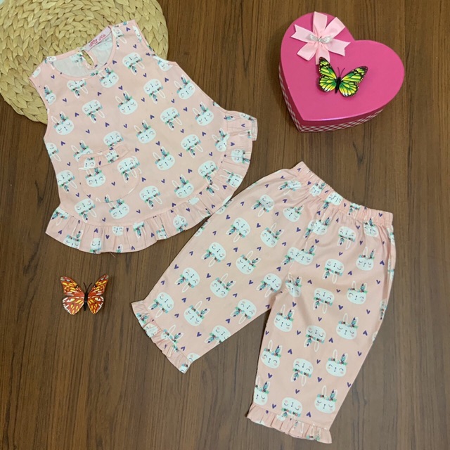 Bộ đồ ngủ Pijama chất vải Kate quần lửng sát nách họa tiết cho bé gái (12-32kg)