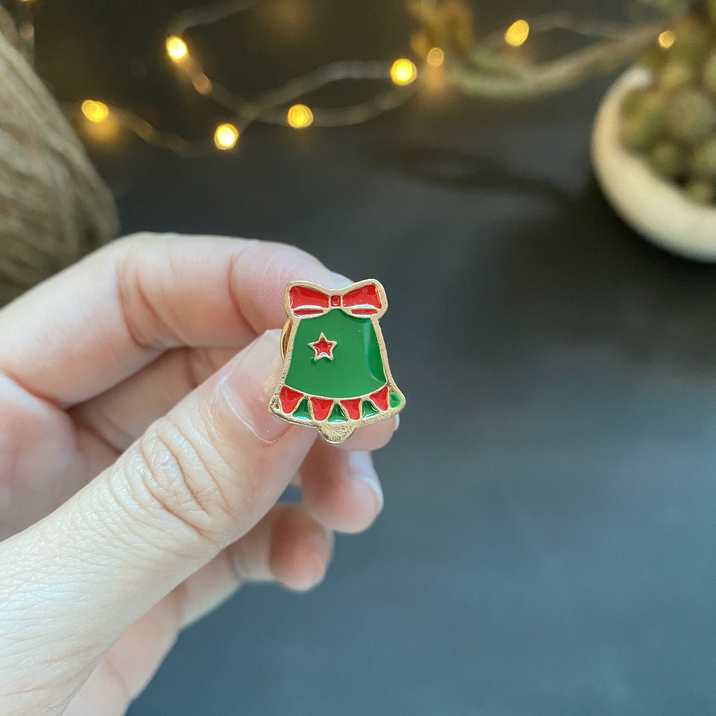 Huy Hiệu Kim Loại Chuông noel, Kẹo Noel/ Giáng sinh. dùng để cài áo cài túi tote (Enamel Pin/ metal pin)