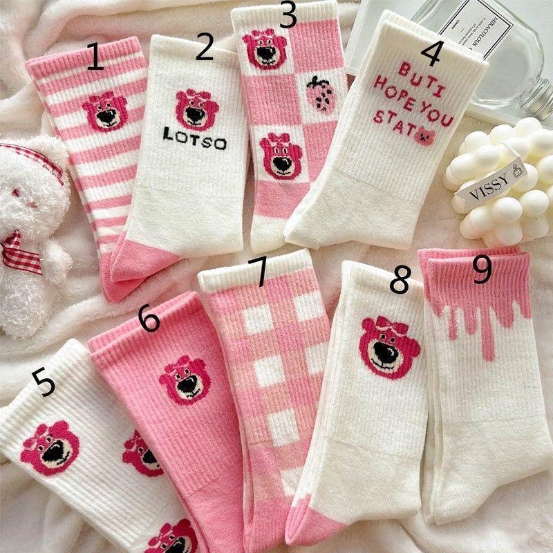 ĐÔI TẤT CỔ CAO TRẮNG HỌA TIẾT GẤU QUẢ DÂU CỰC XINH, VỚ GIỮ ẤM CHÂN MIX VỚI GIẦY THỂ THAO BOOTS