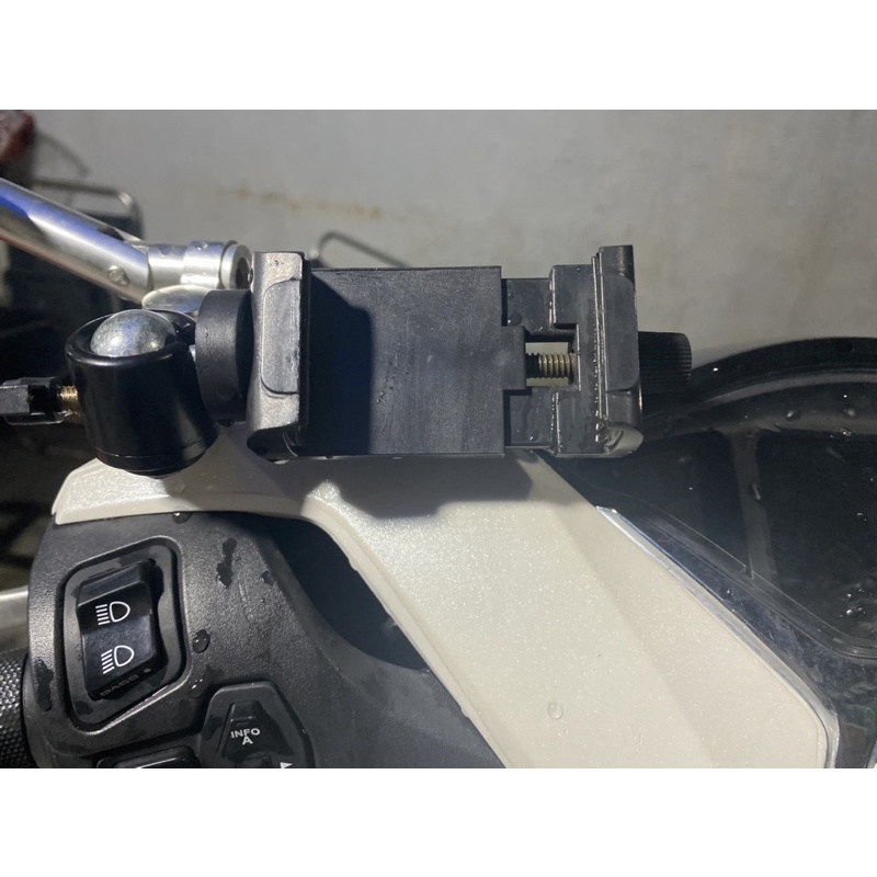 Pass gắn điện thoại trên xe loại xịn