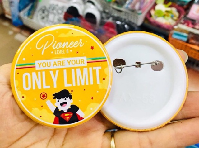 Huy hiệu đặt in ảnh theo yêu cầu in chữ logo có lớp bảo vệ trên ảnh