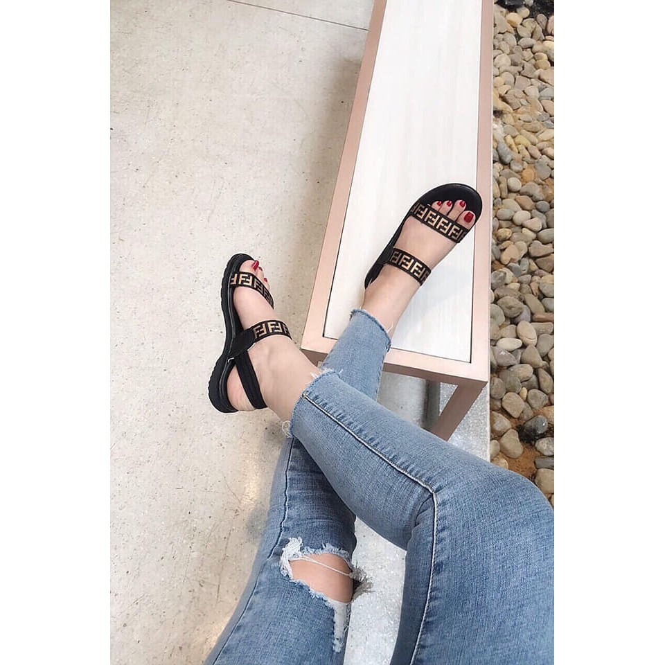 Giày sandal phối chữ