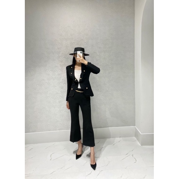 Bộ vest nữ cao cấp gồm áo vest cổ bèo đính khuy và quần dài lửng ống loe thương hiệu thời trang cao cấp Zuhair Murad