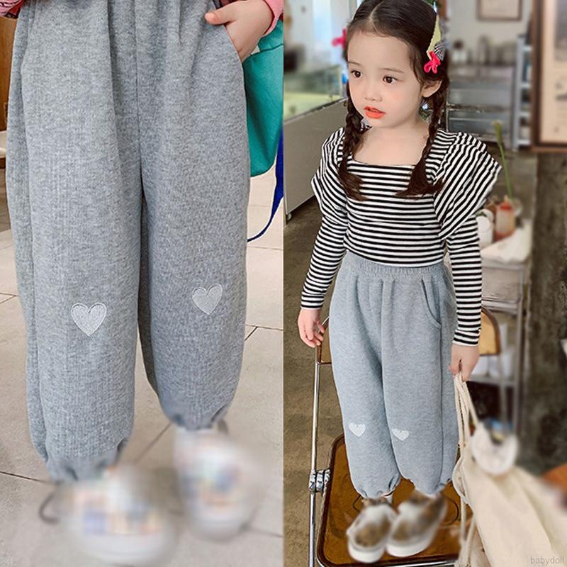 Bộ 2 món gồm áo cổ vuông tay xòe kẻ sọc và quần dài co giãn dành cho trẻ em