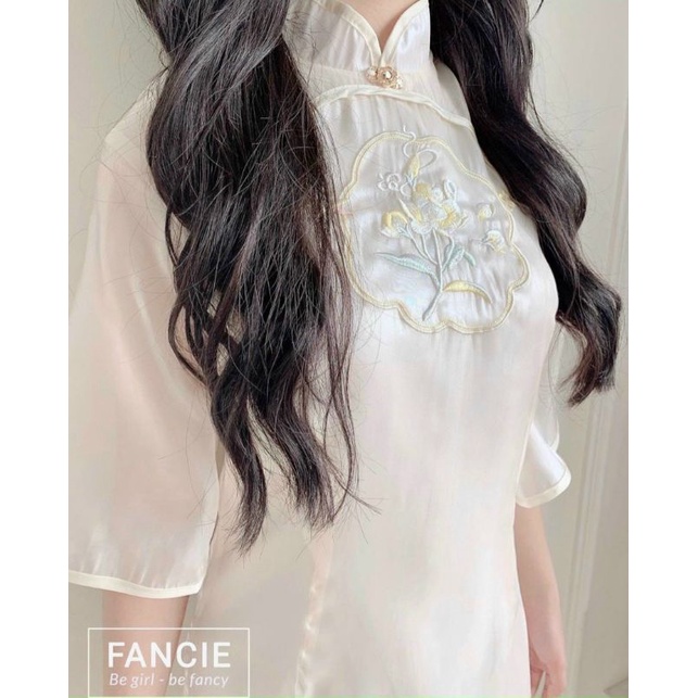 ÁO DÀI TRẮNG THÊU HOA VỚI QUẦN SUÔNG XINH XẮN