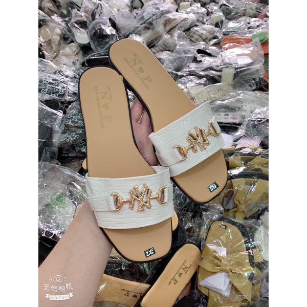 Dép quai ngang khoá ny có 2 màu trắng đen