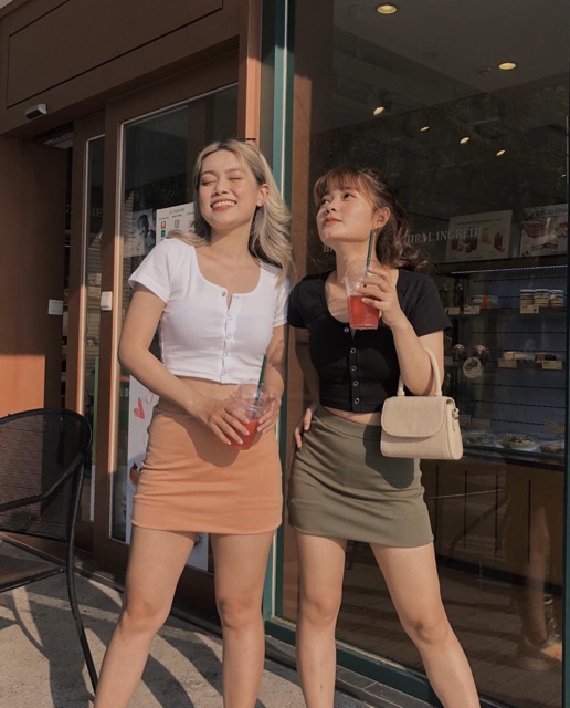 Áo croptop nút bấm đơn giản dễ phối đồ