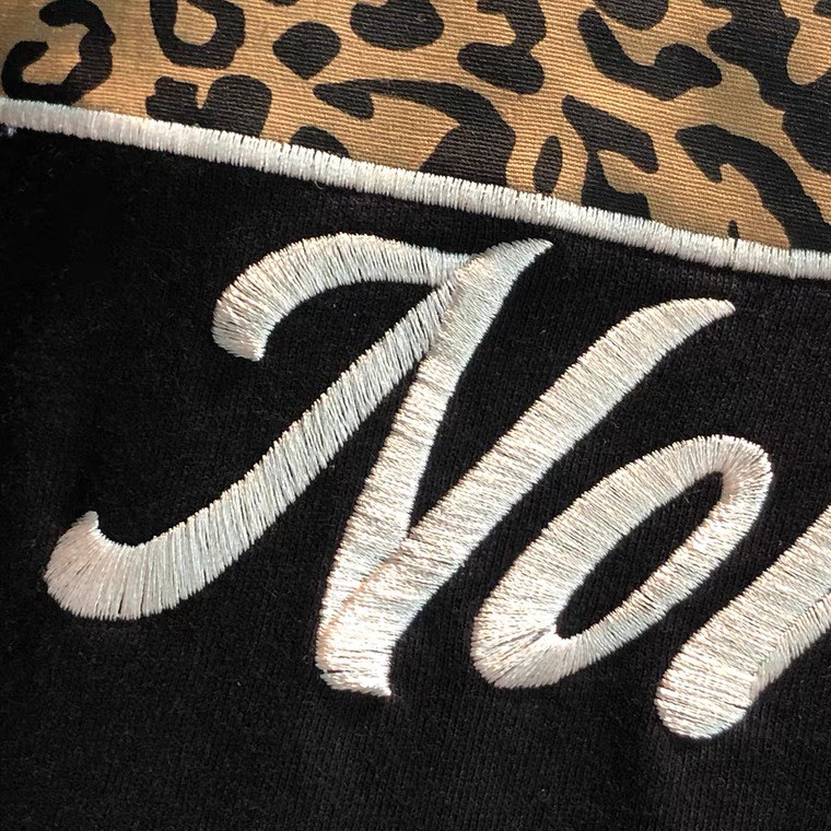 Áo Thun Hoa Tiết Đốm Chữ Thêu Blackgts Tee