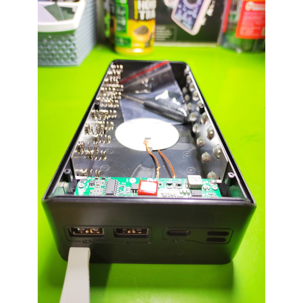 Box sạc dự phòng 16 cell 18650 sạc không dây  3 cổng vào dây da