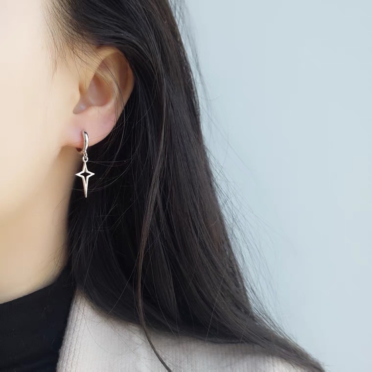 Khuyên Tai Bông Tai Nam Nữ Hình Ngôi Sao 4 Cánh Thép Titan Không Gỉ H07