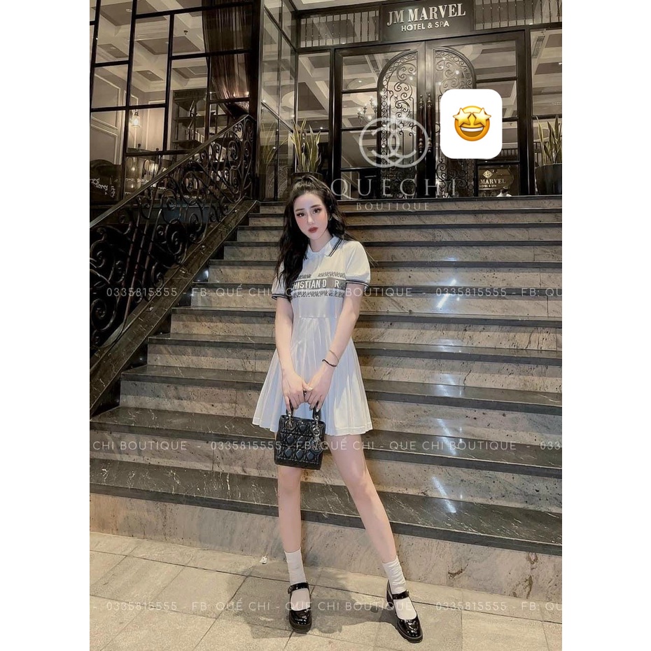 Đầm cổ bẻ tay ngắn in chữ đì o trước dưới xếp ly xòe cực xinh , chất thun gân mềm mịn
