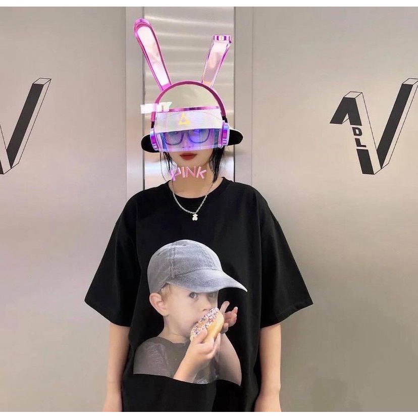 (Tqxk 1:1) Áo thun in Hình bé đội mũ, Full-túi-zip, mã-Q//R-code, tag-mac-logo Size 1 và 2 ( 48-90kg)