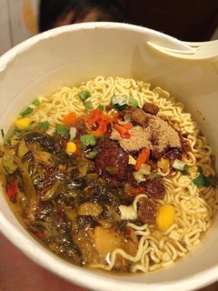 Mì dưa cải bò chua cay