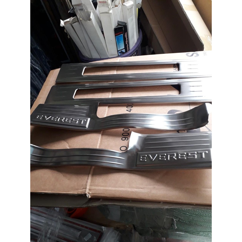 Ốp bậc giẫm trong Inox Ford Everest hở đèn dành cho bản đủ 2017-2019