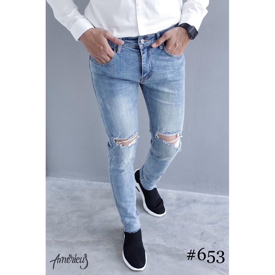 Quần jeans xanh nhạt rách gối