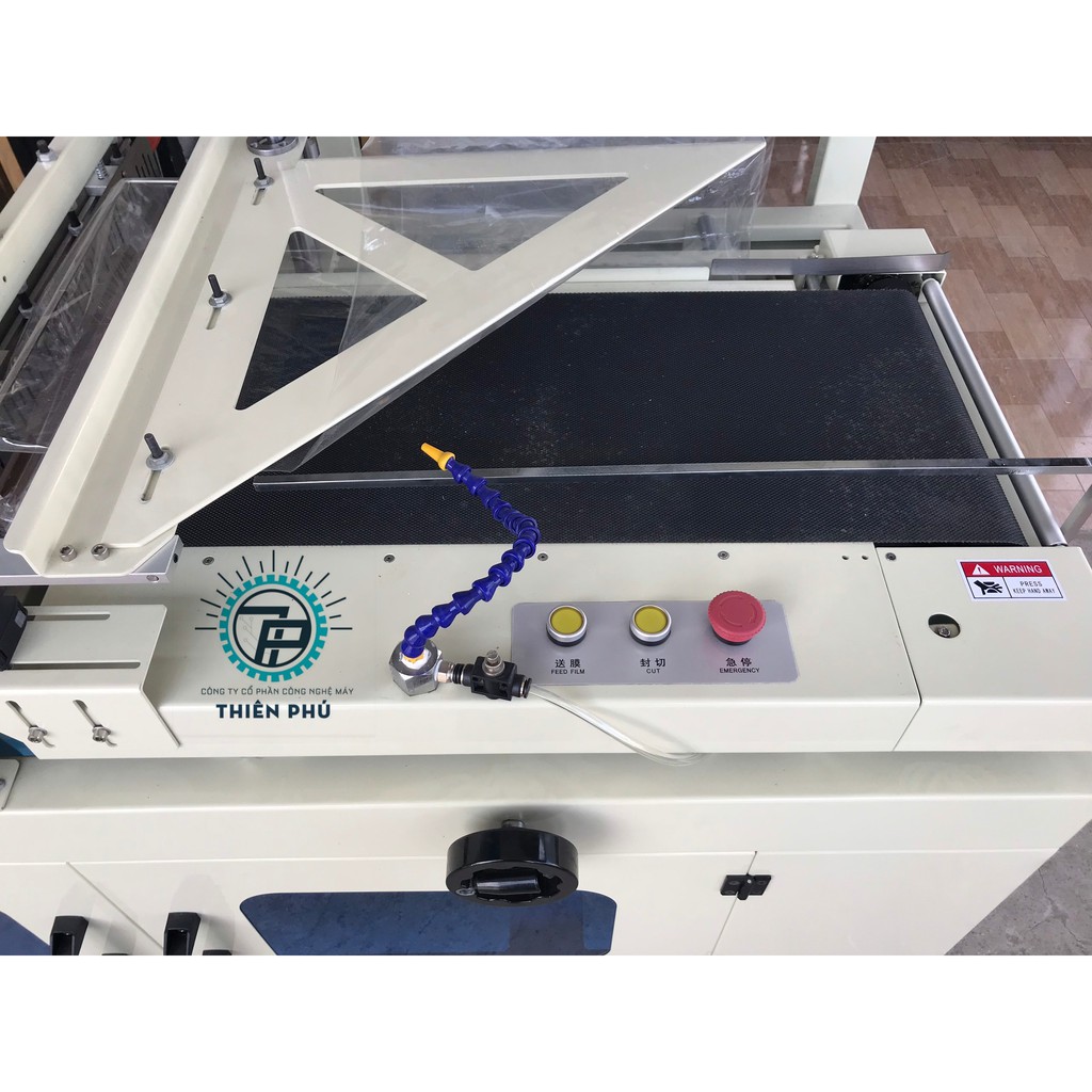 Máy cắt màng co tự động