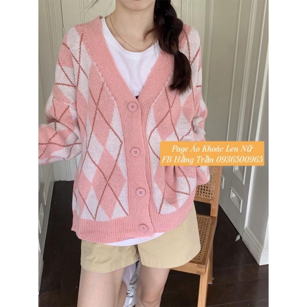 Áo khoác len kẻ cổ tim dáng rộng.