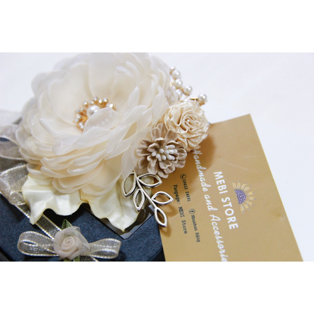 Hoa cài áo handmade, cài váy cao cấp mẫu hoa voan đôt cánh xếp tầng mix hoa nhí màu kem NOBOX
